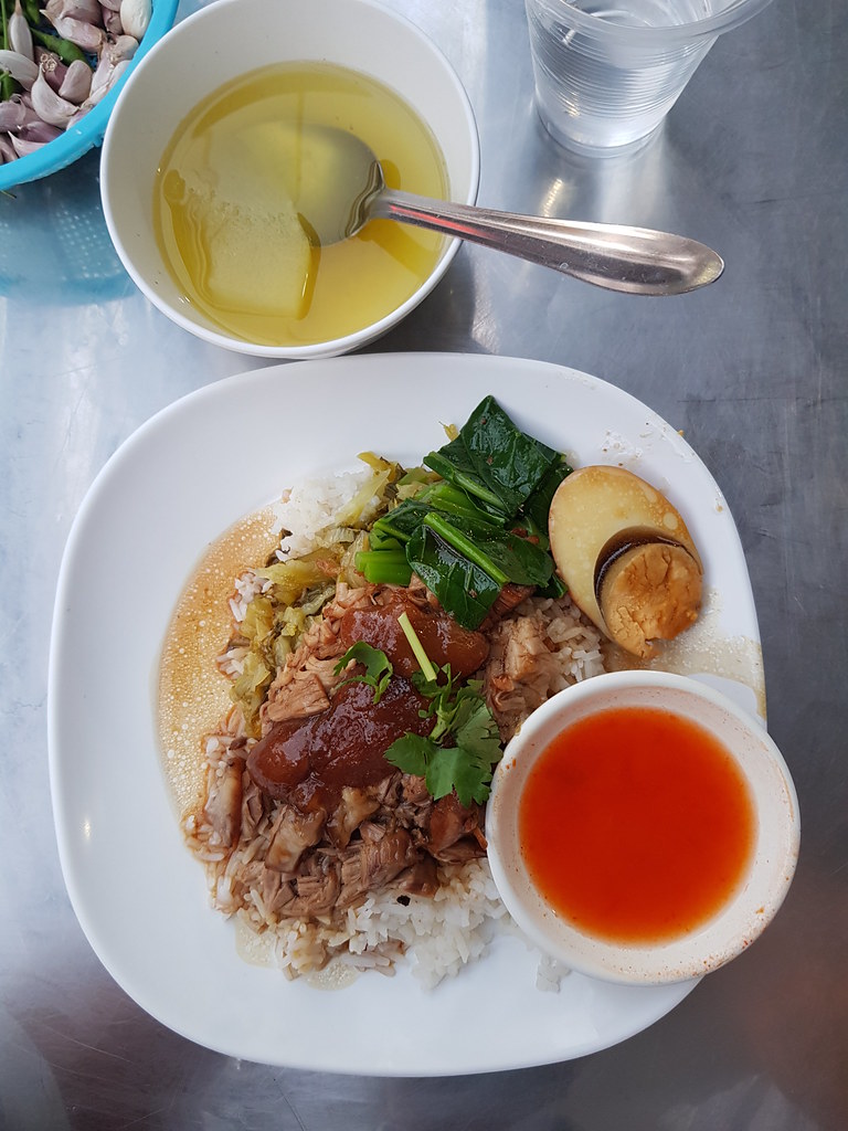 豬手飯 Pork Knuckle rice 50Bht @ Pork Leg Ratchada ขาหมู รัชดา on Satthisan Witnichai road Banglok Thailand