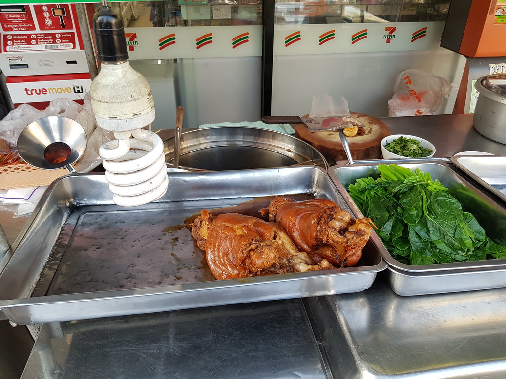猪肉杂粿汁 Pork Kway Chap 50Bht @ Soi Sut Prasoet 1 Kway Chap stall in Huai Kwang (Exit 3 Satthisan MRT station turn right), Bangkok Thailand