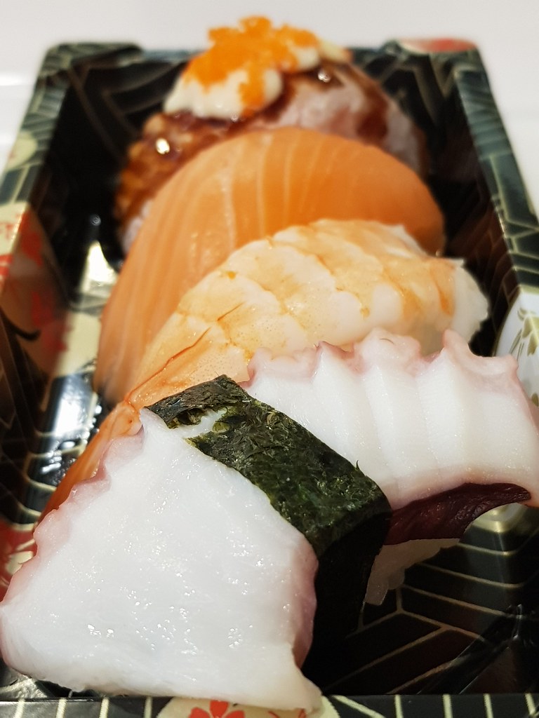 寿司 assorted Sushi 95Bht @ Sushi Box in Muang Thai - Phatra Tower, Bangkok Thailand