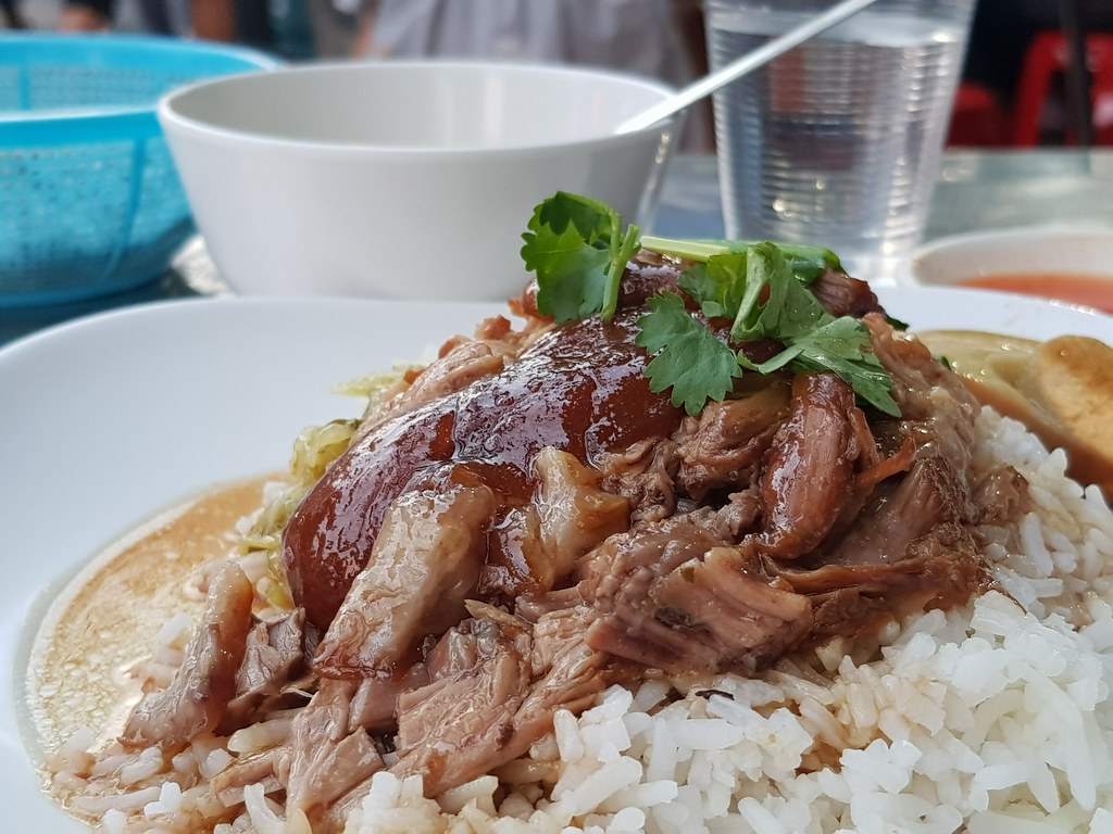 豬手飯 Pork Knuckle rice 50Bht @ Pork Leg Ratchada ขาหมู รัชดา on Satthisan Witnichai road Banglok Thailand