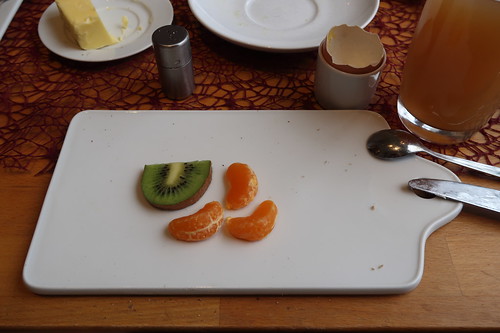 Kiwi-Scheiben und Mandarinen-Stückchen