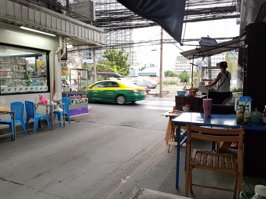 @ Soi Sut Prasoet 1 Kway Chap stall in Huai Kwang (Exit 3 Satthisan MRT station turn right), Bangkok Thailand