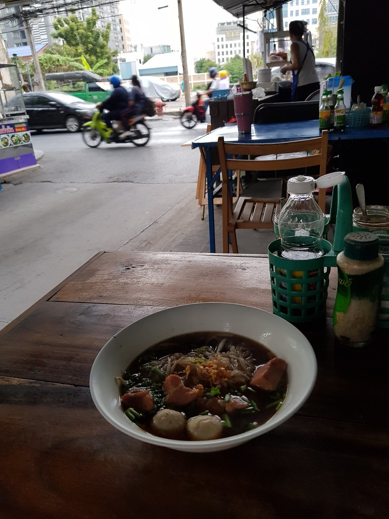 卤猪肉和猪肉丸配猪肉汤面 Braised pork & pork ball w/Pork broth Noodle 50Bht @ Soi Sut Prasoet 1 Kway Chap stall in Huai Kwang (Exit 3 Satthisan MRT station turn right), Bangkok Thailand