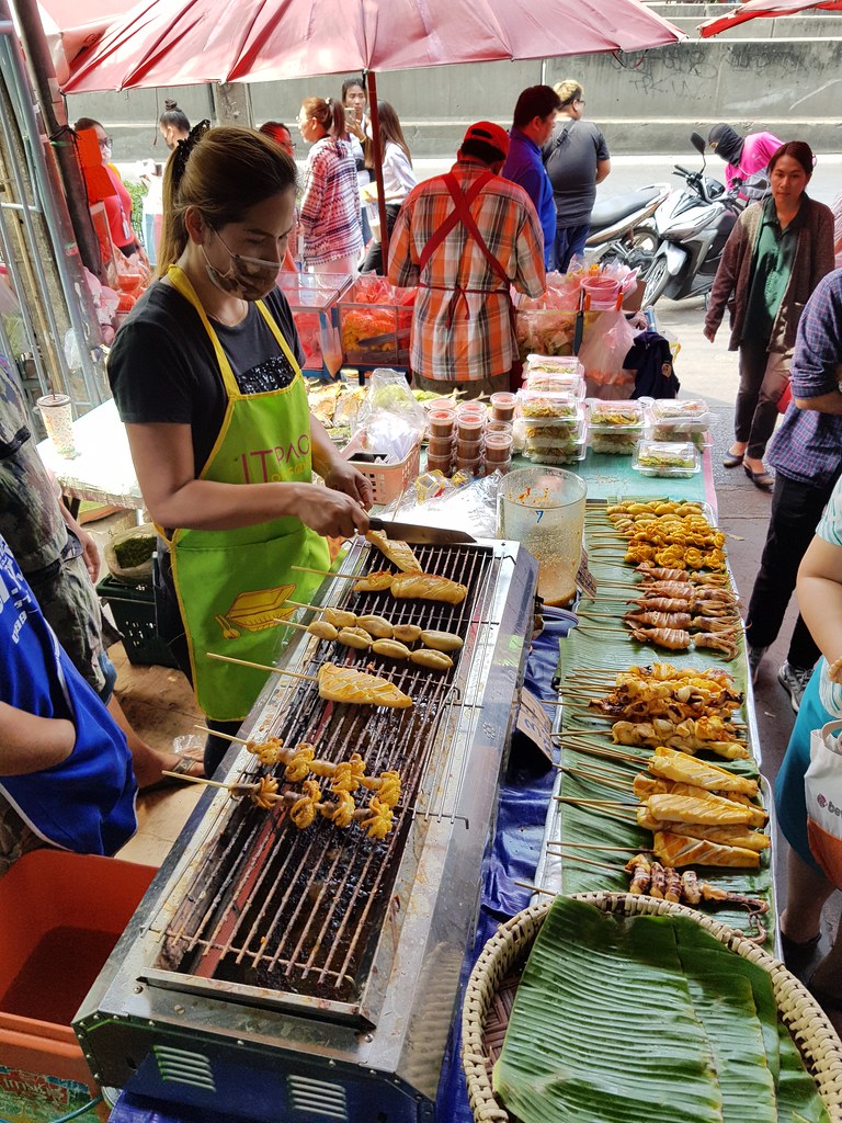 @ 泰式章鱼烧档 Squid Street vendor at Muang Thai - Phatra Market, Bangkok Thailand