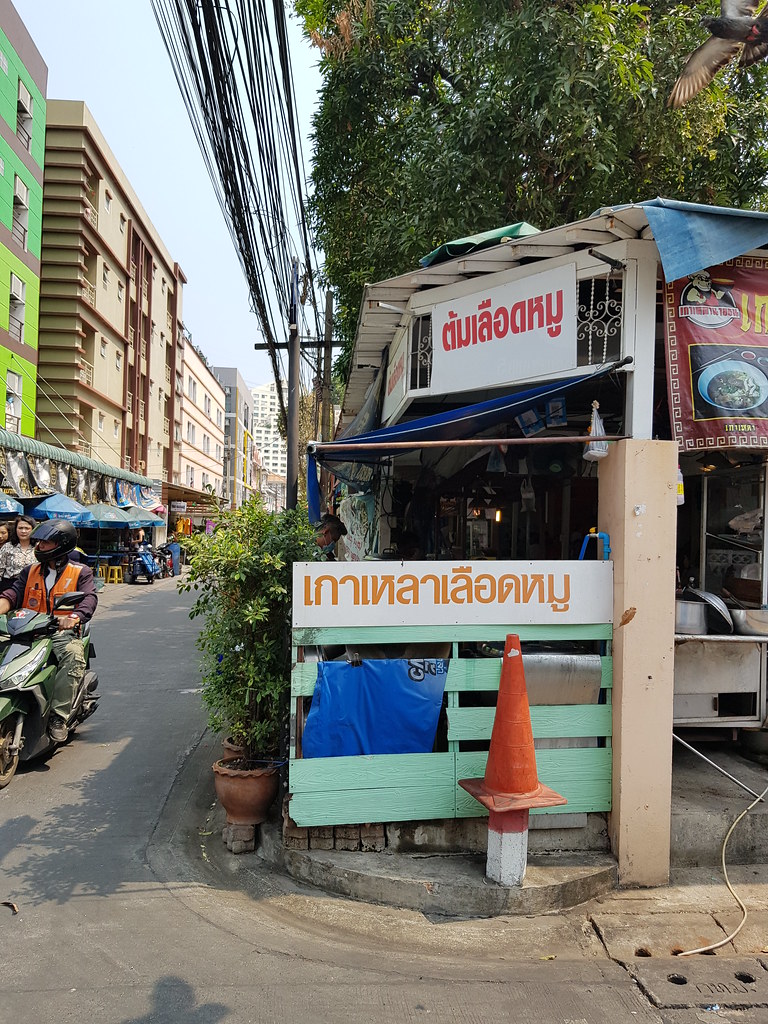 @ Dong Mu Lek, no name Food Court behind Muang Thai - Phatra Market, Bangook Thailand