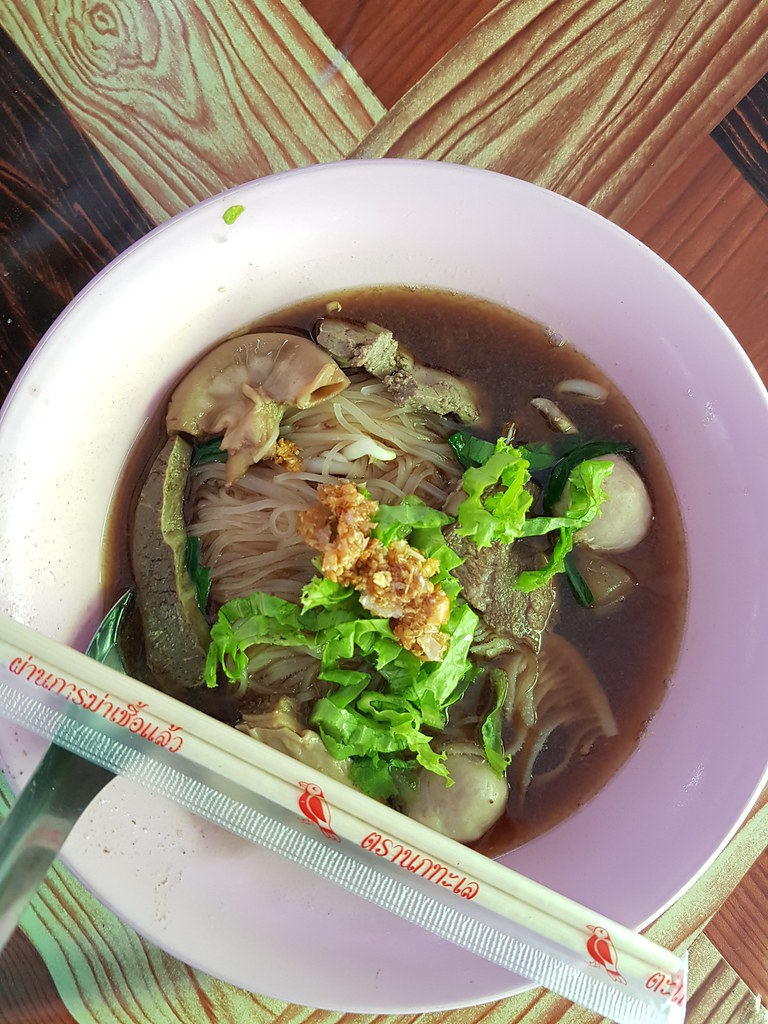 牛杂猪杂粗米粉汤 Mixed Beef & Pork w/thick noodle (sitlek) 55Bht @ Dong Mu Lek, no name Food Court behind Muang Thai - Phatra Market, Bangook Thailand