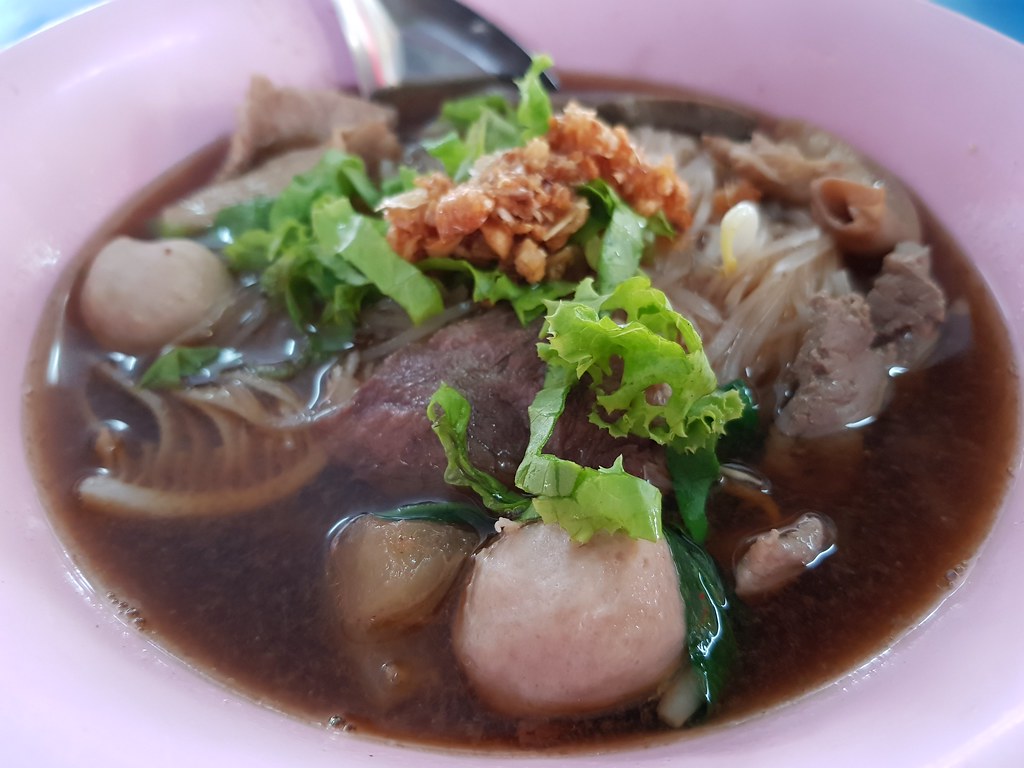 牛杂猪杂粗米粉汤 Mixed Beef & Pork w/thick noodle (sitlek) 55Bht @ Dong Mu Lek, no name Food Court behind Muang Thai - Phatra Market, Bangook Thailand