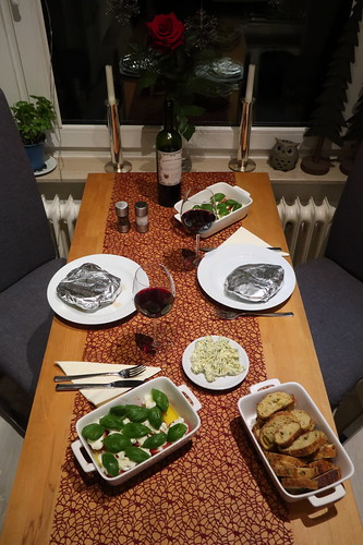Entrecôtes vom Black Angus Rind mit Salbeibutter, Mozzarella-Tomaten und Olivenbaguette (Tischbild)