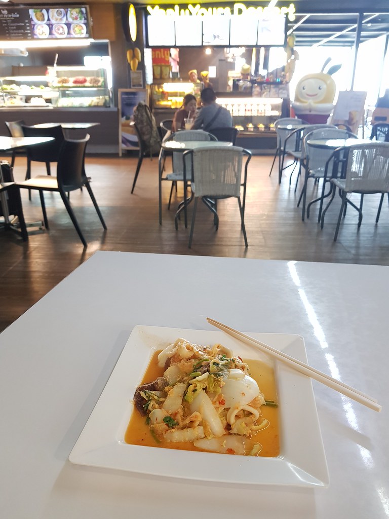泰式壽喜燒海鲜炒炒冬粉 Thai style Sukiyaki fried w/thin glass noodle w/Seafood 120Bth @ Rad Na Chakkraphat stall in Margic Garden, Don Mueang International Airport in Bangkok Thailand