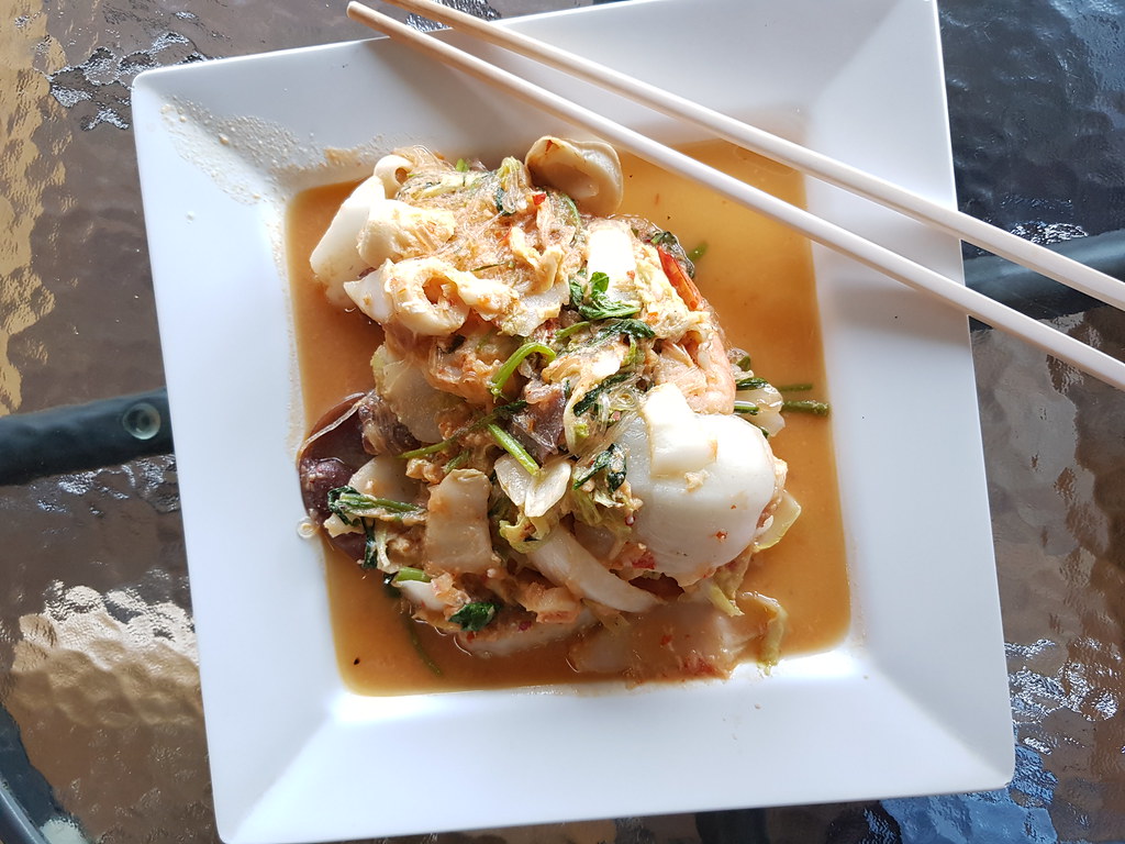 泰式壽喜燒海鲜炒炒冬粉 Thai style Sukiyaki fried w/thin glass noodle w/Seafood 120Bth @ Rad Na Chakkraphat stall in Margic Garden, Don Mueang International Airport in Bangkok Thailand
