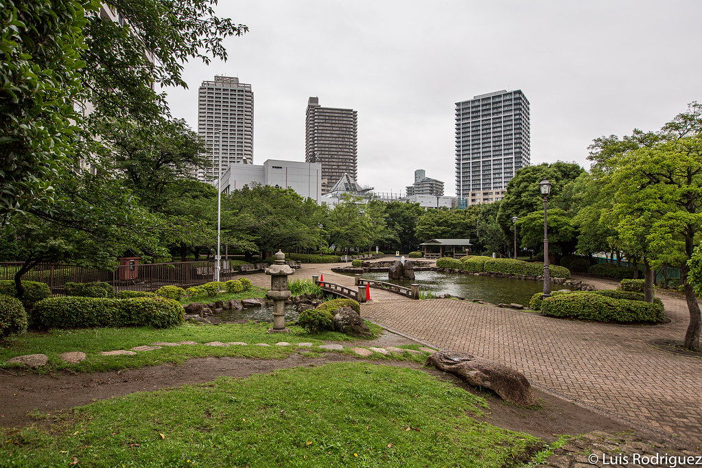Parque de Tsukuda, rodeado de grandes torres de apartamentos