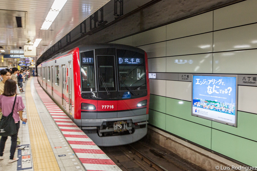 Uno de los trenes que circulan por el metro de Tokio