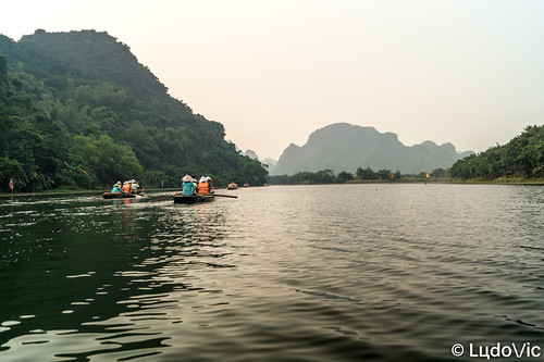 ninhbinh ninh binh river rivière mountain viêtnam vietnam water boat landscape paysage travel trip voyage explore outdoor extérieur cruising canoe lцdоіс
