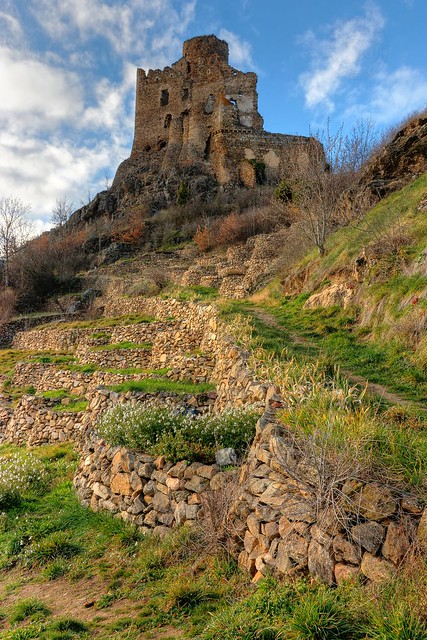 Le château de Léotoing et son jardin des terrasses en écailles