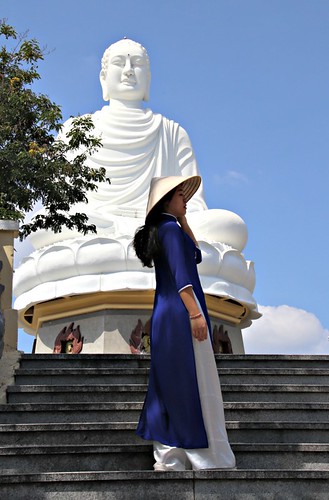 buddha statue sculpture longsonpagoda chualongson nhatrang steps vietnam southeastasia woman aodai nónlá nonla conicalhat ©peterdenton canoneos200d áodài