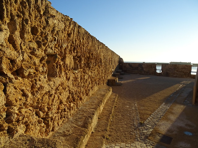garita y muro interior del Castillo de Santa Catalina Cádiz 04