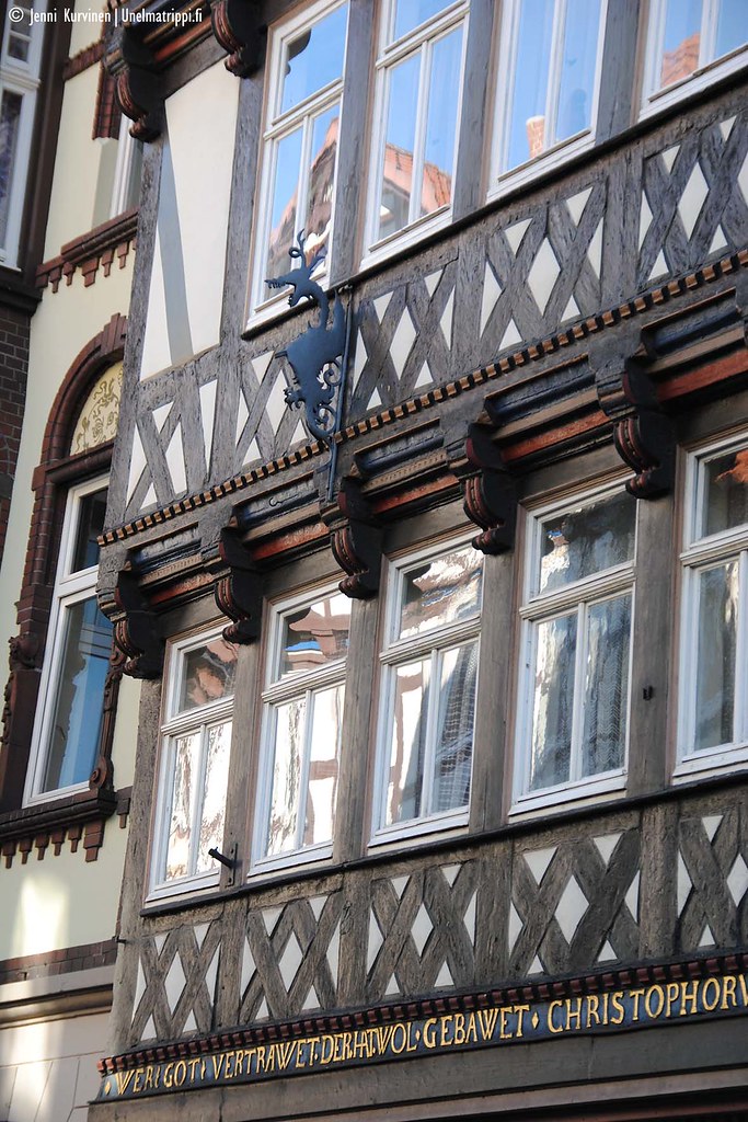 Lähikuva ristikkotalon koristeista Hann. Mündenissä