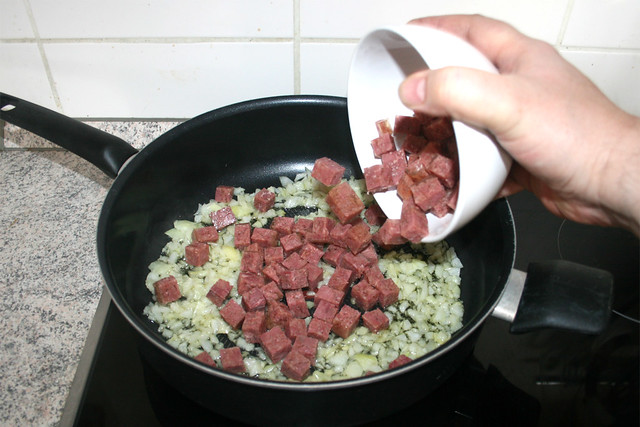 22 - Corned Beef in Pfanne geben / Put corned beef in pan