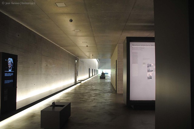 Betoninen huone ja infotauluja Bergen-Belsenin näyttelyssä