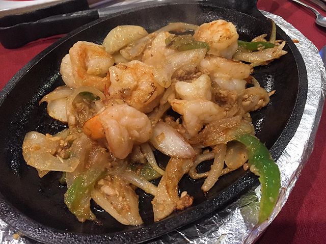 #kvpinmybelly Garlic shrimp served on a sizzling hot plate at New India Gate. The vegetables tasted delicious. My kid enjoyed the shrimp. #kvpaz #alexatethis #shrimp