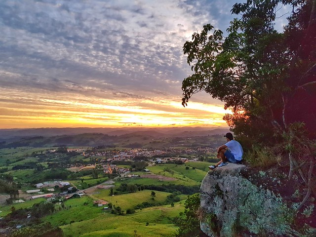 Amanhecendo na terrinha... #sunrise #amanhecer #sol #manhã #morning #wanderlust #rosariodoivai #RosáriodoIvaí #valedoivai #nature #hillscape #landscape #explore