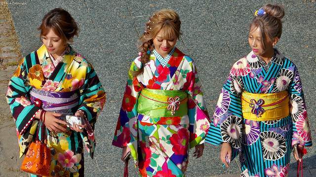 Japan: Kyoto, kimono girls with phones