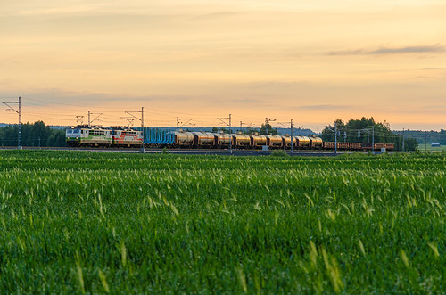 vr finnishrailways freight train t5010 early summer morning 2016 sunrise green field south ostrobothnia finland nikon july