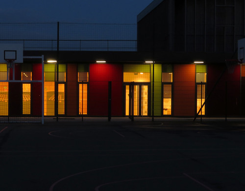architecture red yellow color yard school evening bluehour dusk after sunset serris valdeurope marnelavallée école élémentaire pierre perret quartierduparc