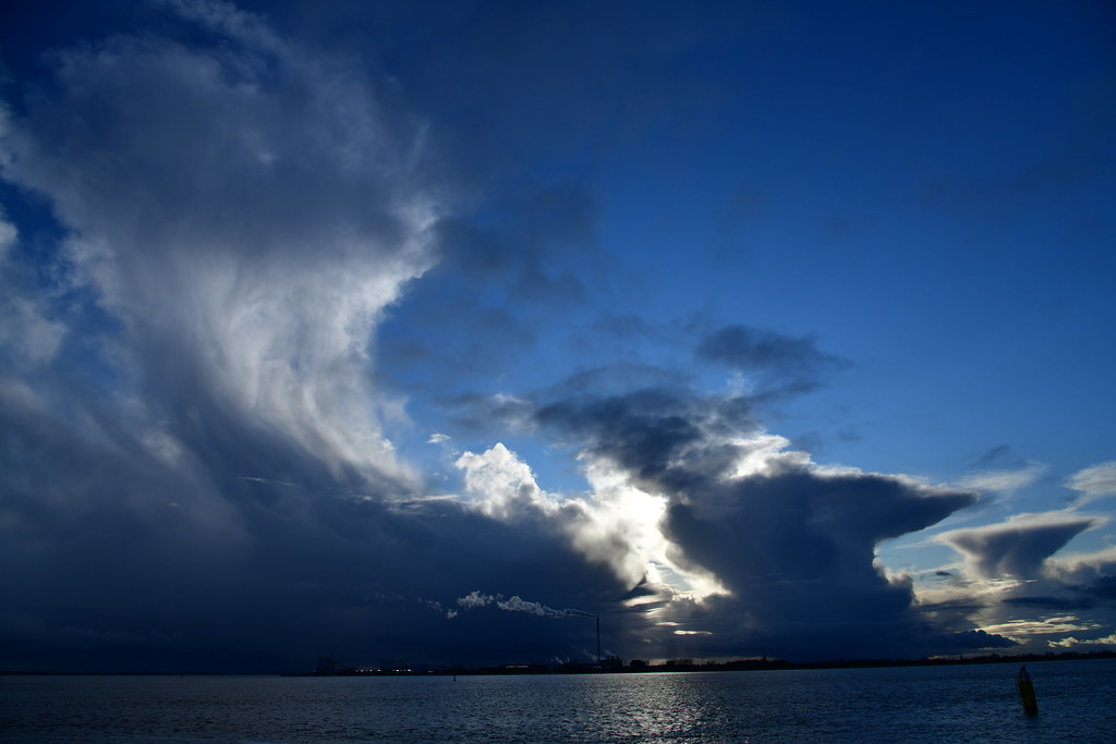 Aufgewühlte Wolken vor Bremerhaven || Troubled clouds over Bremerhaven, Germany