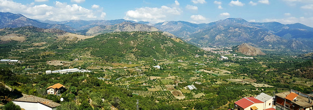 Vue vers Francavilla di Sicilia depuis le pied du Castel Leone, Castiglione di Sicilia (621 m), contreforts nord de l'Etna, Sicile, Italie