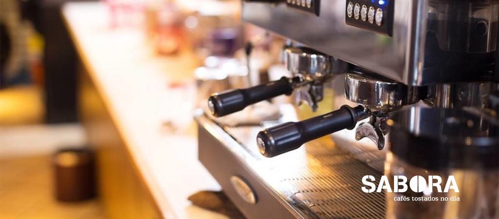 Máquina de café espresso en establecimiento de hostelería.