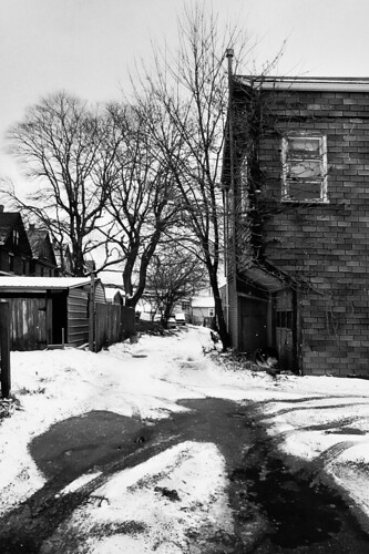alley snow cold ice meloncholy grey overcast fluries winter endoffebruary easttarentum alleghenycounty westernpennsylvania alleghenyvalley