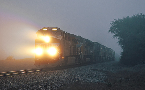 up unionpacific up2560 train trains railfan railroad railfanning fog foggy morning headlights beams texas tx flatonia flatoniatexas flatoniatx