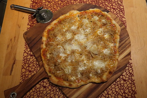 Thunfisch-Zwiebel-Pizza (zum Teilen)