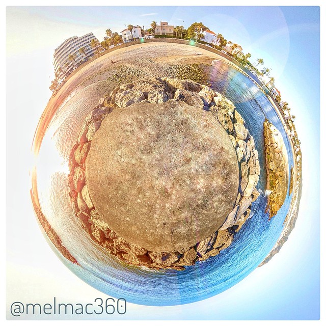 Planeta n° 1️⃣3️⃣0️⃣  Primer #tinyplanet del año 20. Después de una temporada de desconexion, quitamos polvo a las 360 y salimos a pasear por melmac. Más planetas en Instagram @melmac360  Hecha con la #thetaz1 🌍 #thetaplus ️ #photosh