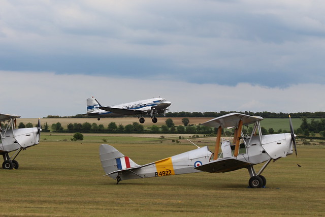 2019-06-05; 0369. Douglas DC-3A-453 (1942), OH-LCH en DH82A Tiger Moth (1940), R4922, G-APAO. Mass departure to Normandy. Duxford.
