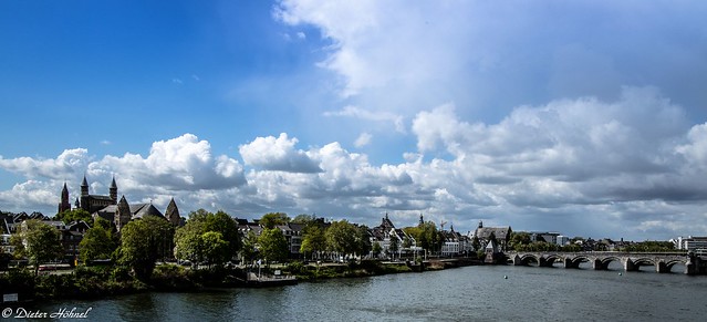 Stadtansicht von Maastricht  mit Brücke.