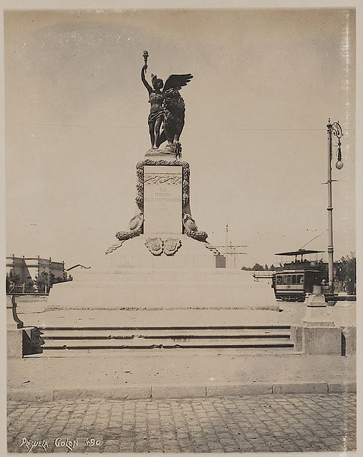 La actual Plaza de la Dignidad antes se llamó Plazuela Colón y recién en 1910 se conoció como Plaza Italia, sólo por 17 años, foto de Odber Heffe