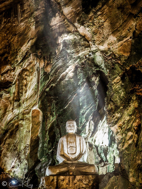 Buddha in Marble Mountain cave