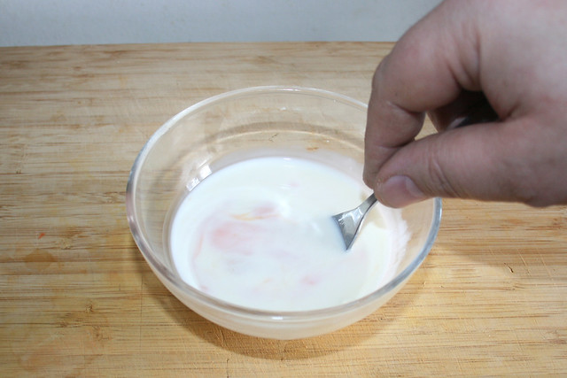 20 - Ei mit Milch verquirlen / Whisk egg with milk