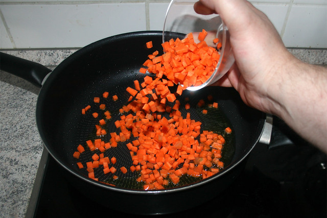 10 - Möhren in Pfanne geben / Put diced carrots in pan