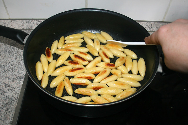 08 - Schupfnudeln anbraten / Sear  finger shaped potato dumplings