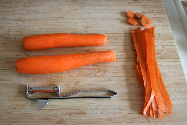 02 - Möhren schälen / Peel carrots