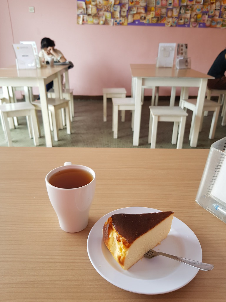 燒焦奶酪蛋糕 Burnt Cheese Cake rm$12 & 南洋茶 T3along Nanyang Savour Premium Tea rm$1 @ Blossom Deli Cafe SS2