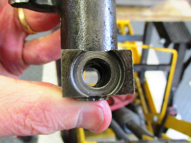 Groove In Rocker Pillow Block Fits Over Cylinder Stud Bushing In Head