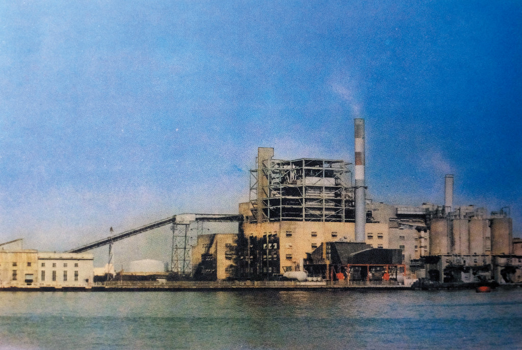 南部電廠1960年代設有3部共20.5萬瓩的燃煤機組，佔當時全台總裝置容量的1/5，是高雄經濟發展的重要基礎。圖片提供：台電