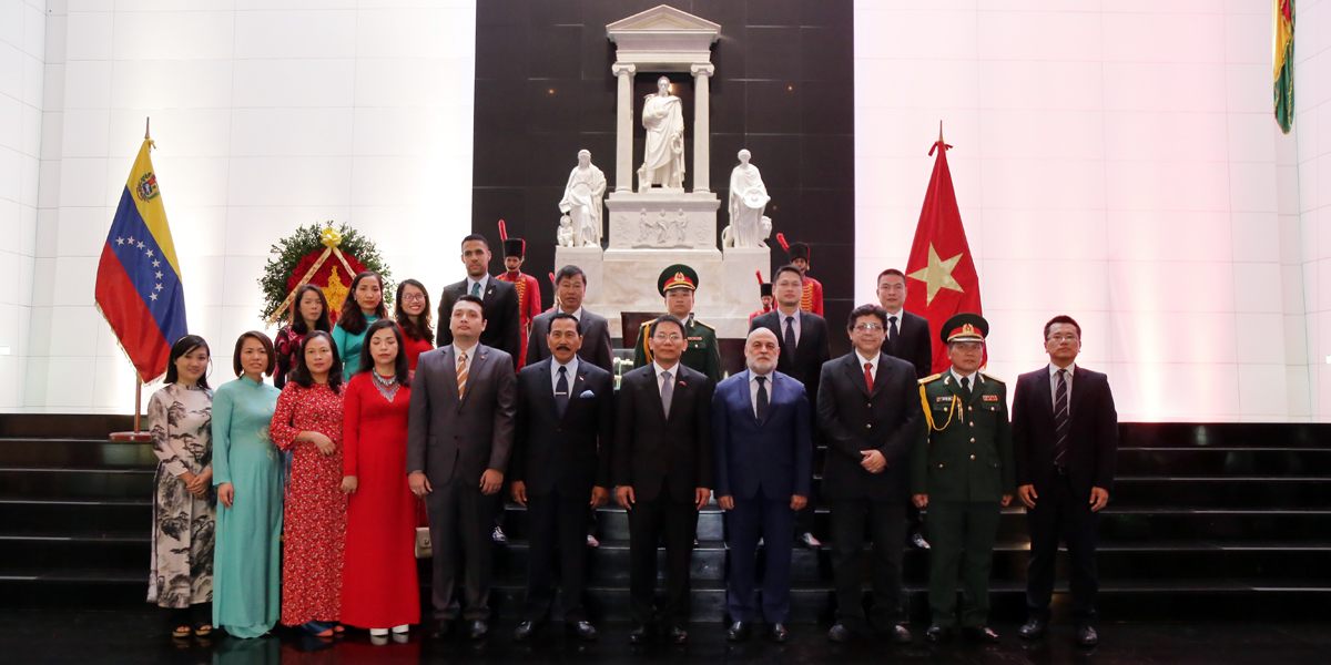 Nuevo Embajador de Vietnam en Venezuela rinde honores al padre de la Patria Simón Bolívar