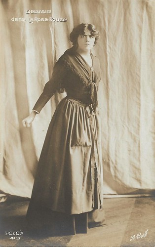 Jeanne Delvair in La robe rouge