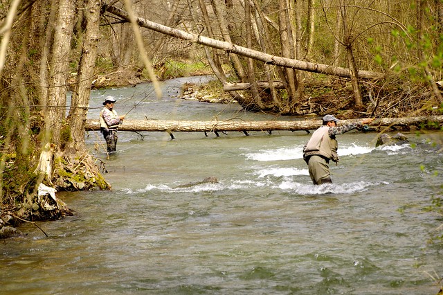 Рибари в река Елешница