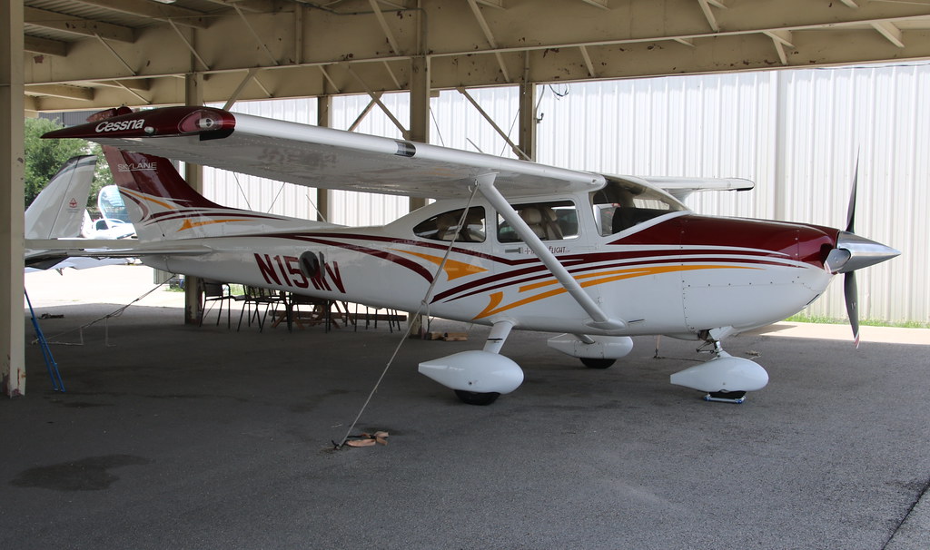Cessna 182 N15MV Addison TX 17/07/18